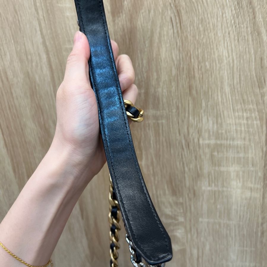 Chanel 黑羊皮霧金釦斜背圓餅包AP0945-10
