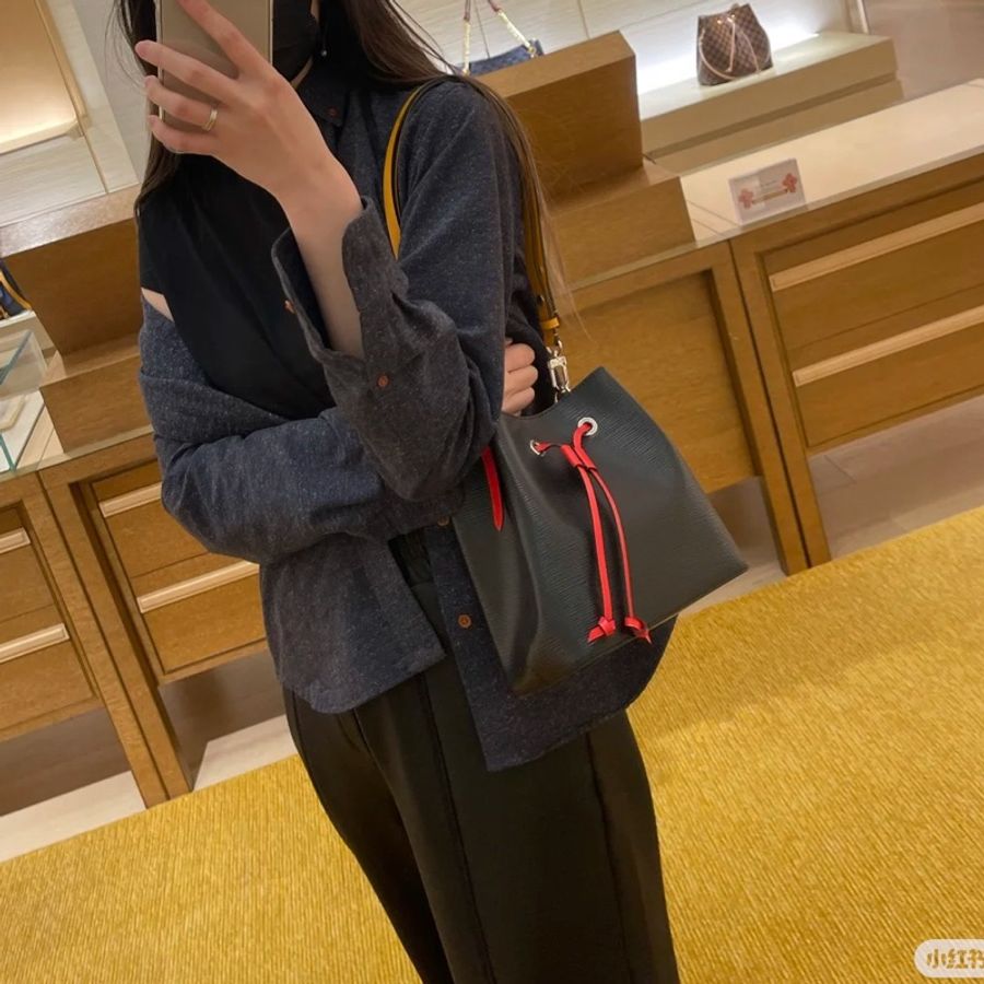 超可愛❤️Lv #黑色 #水波紋 #牛皮 #水桶bb-7