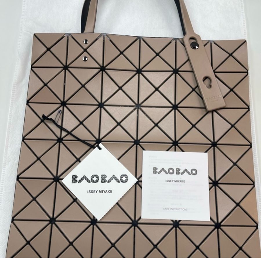 三宅一生BAO BAO Issey Miyake Lucent Matte 6x6 啞光方格手提包(奶茶色)-0