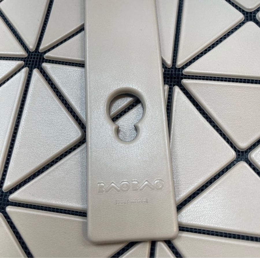 三宅一生BAO BAO Issey Miyake Lucent Matte 6x6 啞光方格手提包(奶茶色)-3