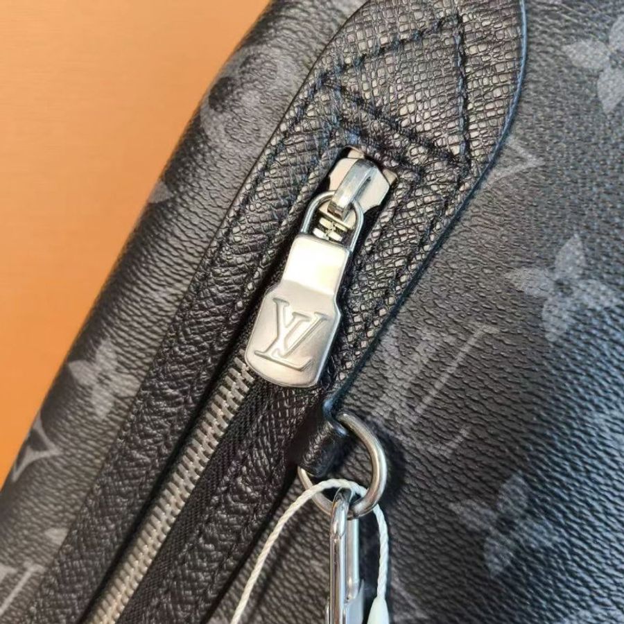 Lv 黑花胸包三角包Duo背包 男女同款  全新配件盒子塵袋-4
