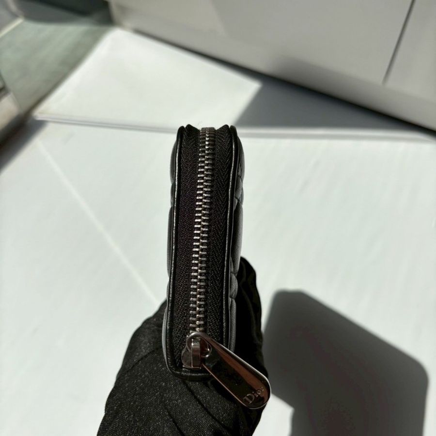 Dior 黑羊皮藤格紋拉鍊長夾-10
