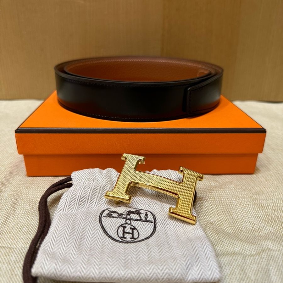 📍已售出(全新正品)Hermes-金色菱格紋-原價39000元/放置盒內受潮H背面有污漬,外觀正常,配戴不受影響)尺寸90-0