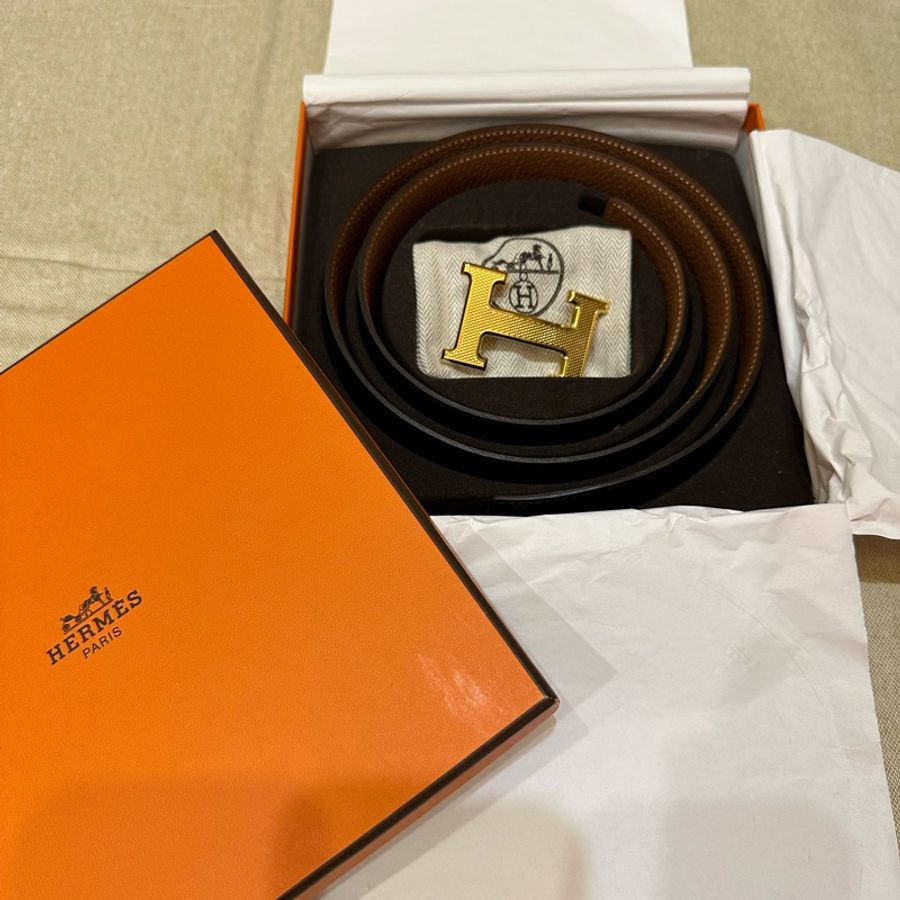 📍已售出(全新正品)Hermes-金色菱格紋-原價39000元/放置盒內受潮H背面有污漬,外觀正常,配戴不受影響)尺寸90-1