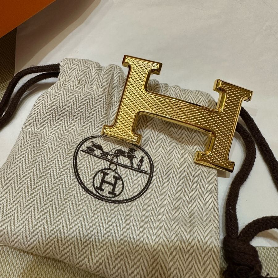 📍已售出(全新正品)Hermes-金色菱格紋-原價39000元/放置盒內受潮H背面有污漬,外觀正常,配戴不受影響)尺寸90-4