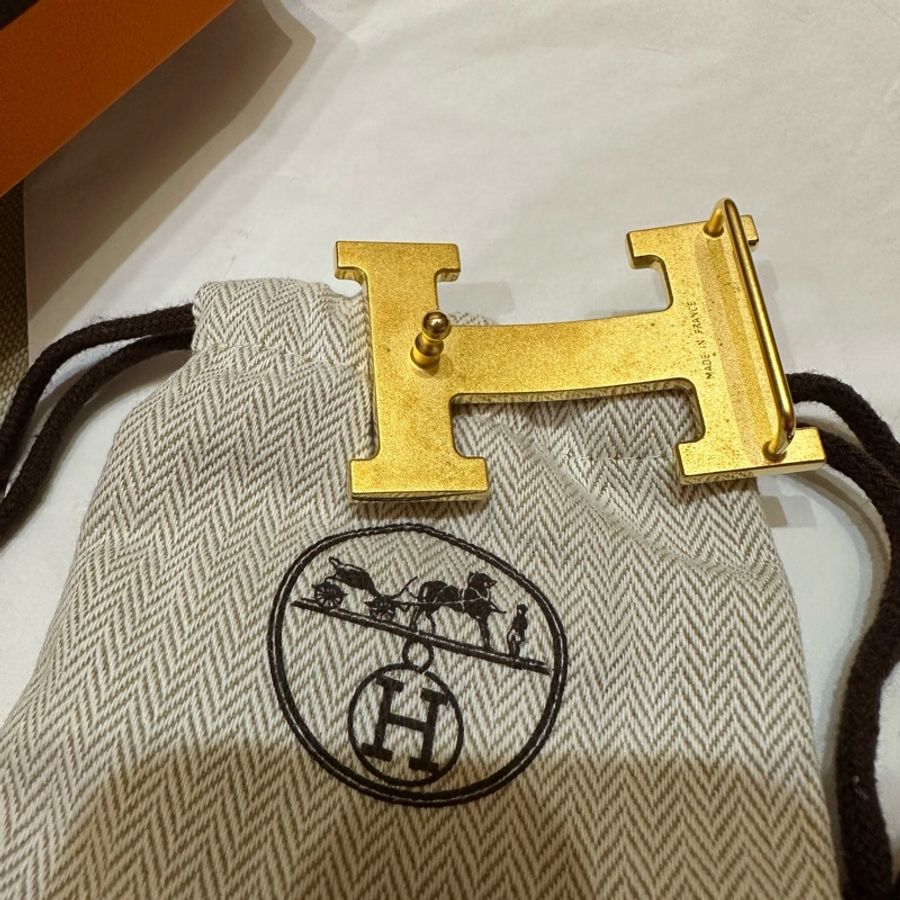 📍已售出(全新正品)Hermes-金色菱格紋-原價39000元/放置盒內受潮H背面有污漬,外觀正常,配戴不受影響)尺寸90-9