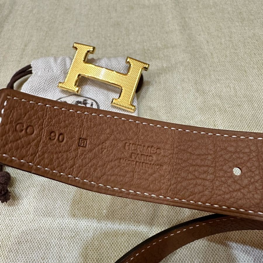 📍已售出(全新正品)Hermes-金色菱格紋-原價39000元/放置盒內受潮H背面有污漬,外觀正常,配戴不受影響)尺寸90-10