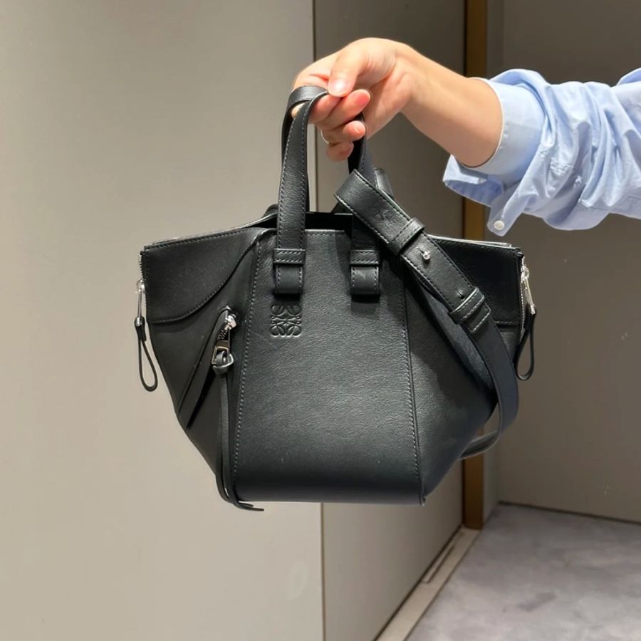 全新‼️Loewe Hammock Compact 吊床包 斜背 手提 單肩背 特價 超便宜 黑色 A538H13X101100-1