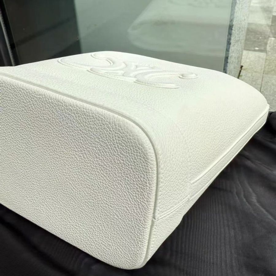 CELINE Triomphe牛皮水桶包斜背包北極白24*13*22cm   全新配件塵袋-4