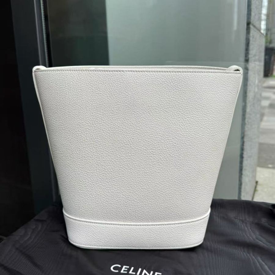 CELINE Triomphe牛皮水桶包斜背包北極白24*13*22cm   全新配件塵袋-7