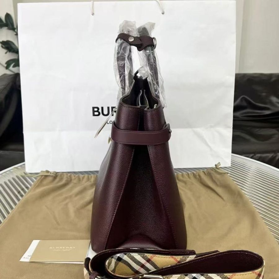 Burberry banner 斜背包酒紅色全皮款 配經典格紋肩帶33×25  全新 配件塵袋-2