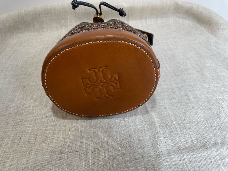 TORY BURCH 麂皮壓紋兩用水桶包-8