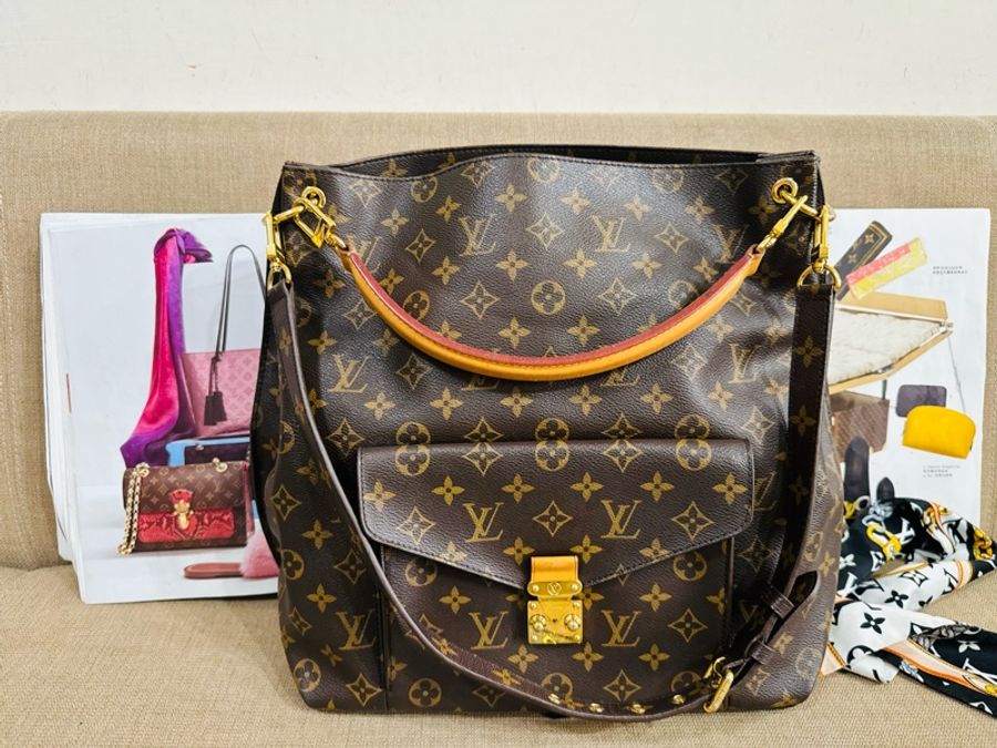 ✨售 二手真品 Louis Vuitton LV M40781 Metis hobo 經典花紋時尚兩用購物包(附背帶)-40