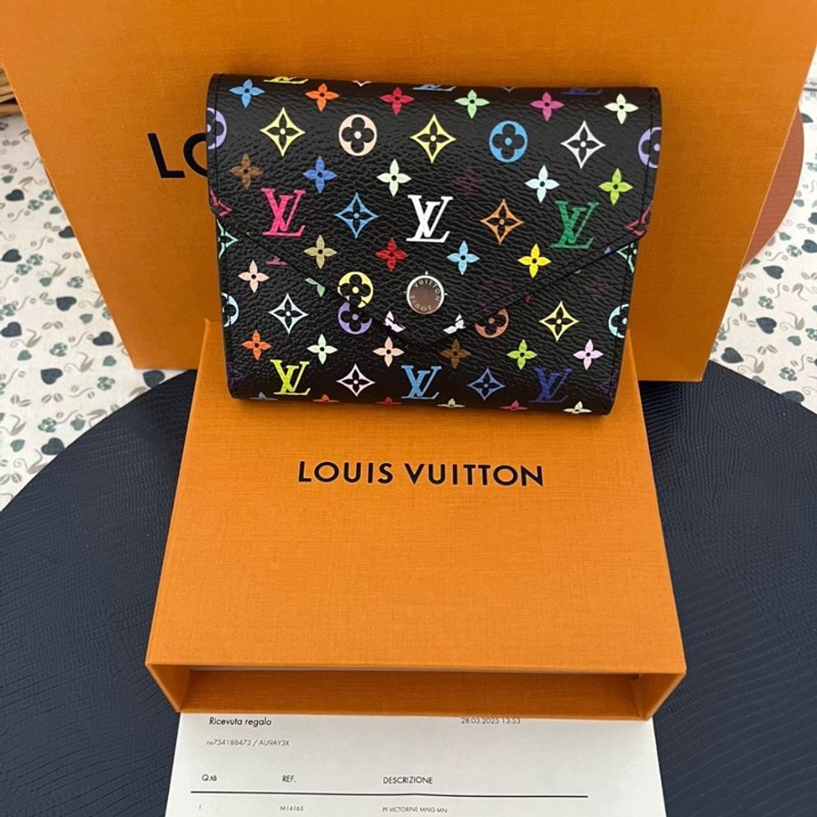 LV x Takashi Murakami村上隆 聯名款 Victorine 字母徽標按扣開合 黑三彩錢包-1