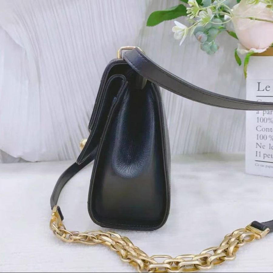 Chanel 黑金V紋牛皮郵差包23×17×7cm  97新 配件塵袋-7