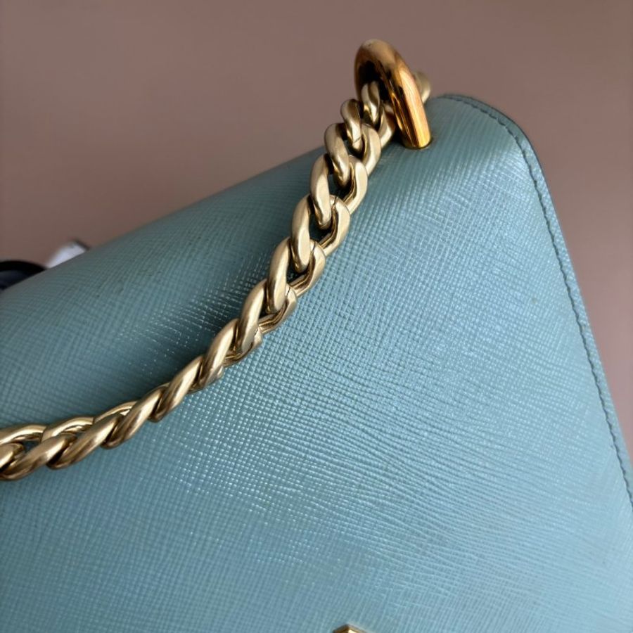 ::PRADA:: 藍綠色 金色立體字母 肩背金鏈包-2