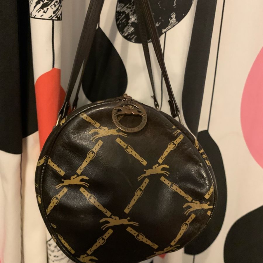 Longchamp 經典logo圖騰真皮圓筒包-1