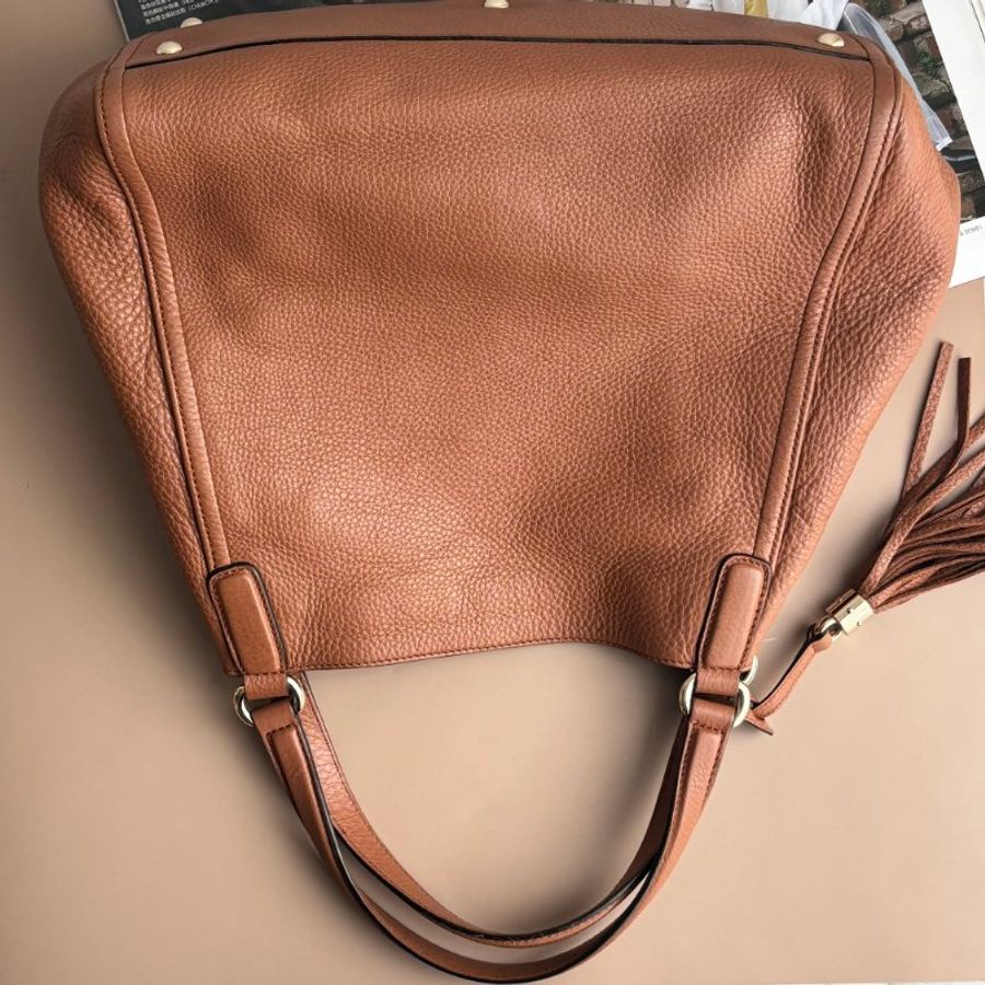 ::GUCCI:: 282309 SOHO系列焦糖色大LOGO流蘇吊飾小牛皮肩背包-1