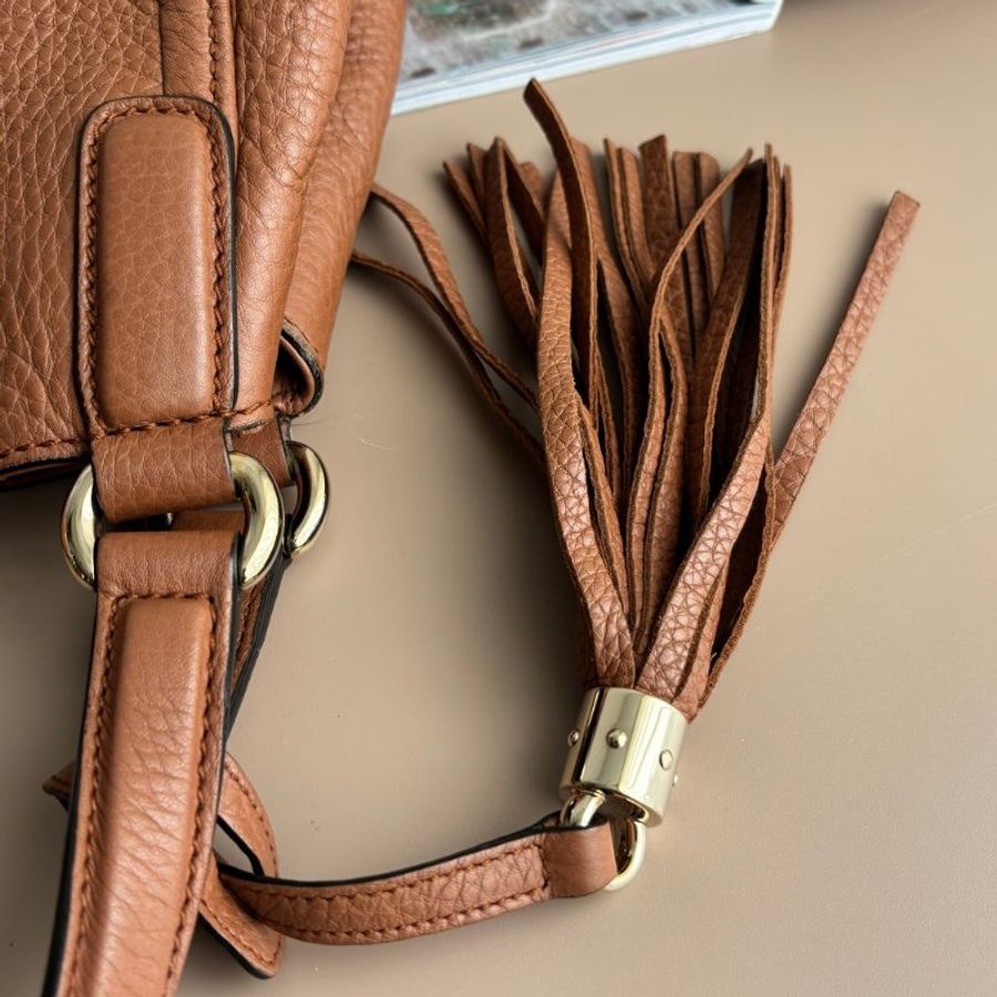 ::GUCCI:: 282309 SOHO系列焦糖色大LOGO流蘇吊飾小牛皮肩背包-7