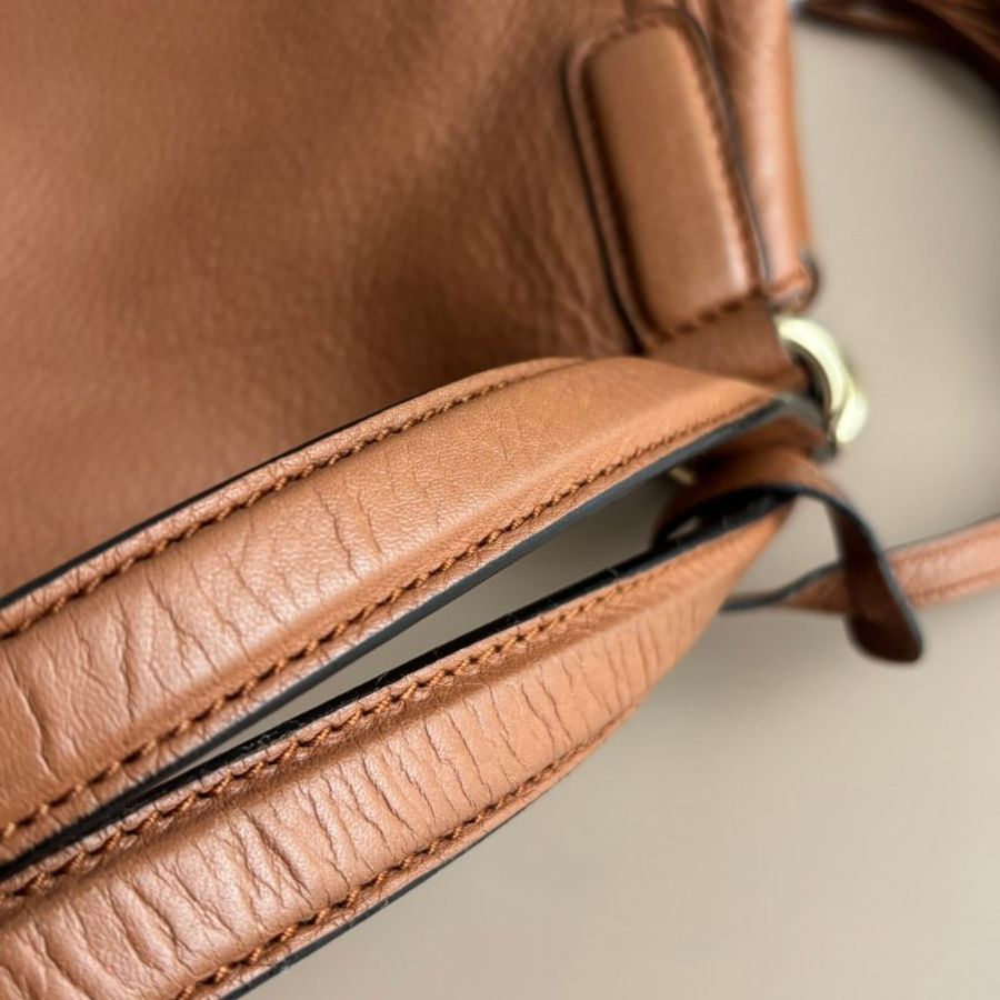 ::GUCCI:: 282309 SOHO系列焦糖色大LOGO流蘇吊飾小牛皮肩背包-10