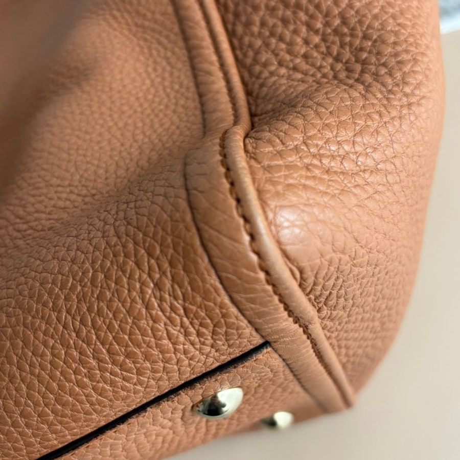 ::GUCCI:: 282309 SOHO系列焦糖色大LOGO流蘇吊飾小牛皮肩背包-18