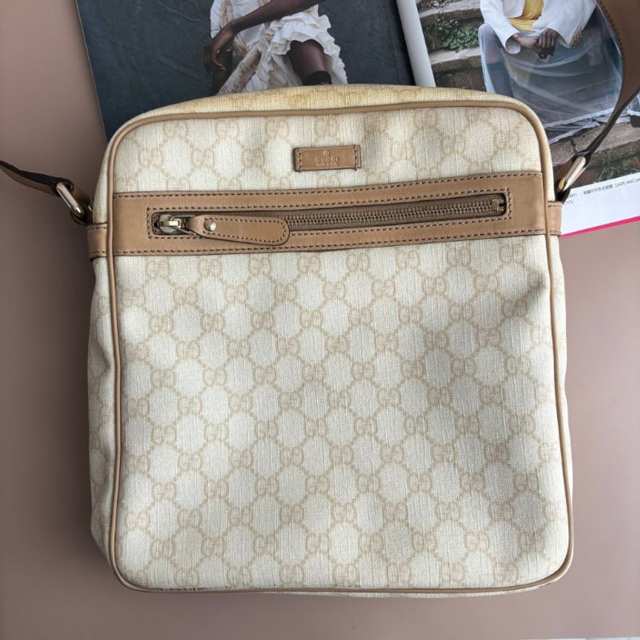 ::GUCCI:: 201448 米白色雙G塗層帆布 直式斜背包-0