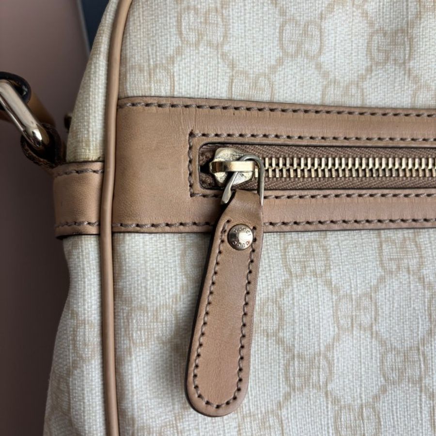 ::GUCCI:: 201448 米白色雙G塗層帆布 直式斜背包-2