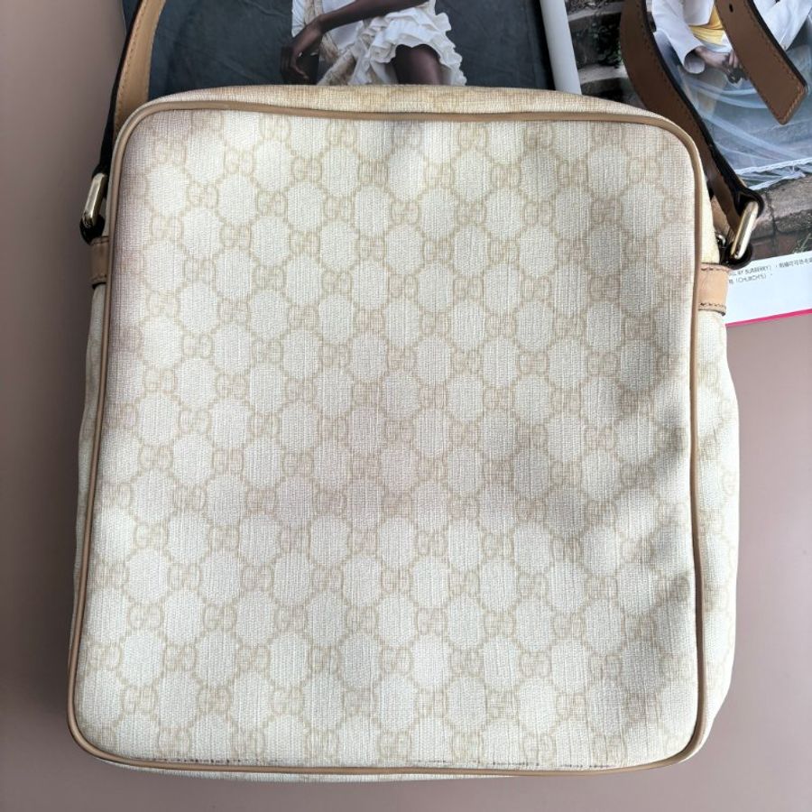 ::GUCCI:: 201448 米白色雙G塗層帆布 直式斜背包-4