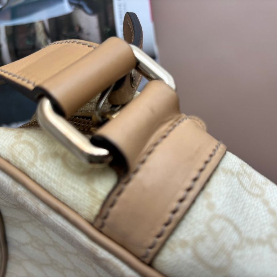 ::GUCCI:: 201448 米白色雙G塗層帆布 直式斜背包-10