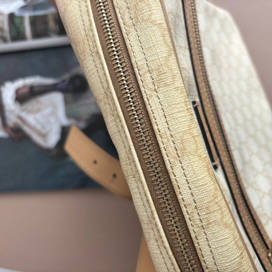 ::GUCCI:: 201448 米白色雙G塗層帆布 直式斜背包-13
