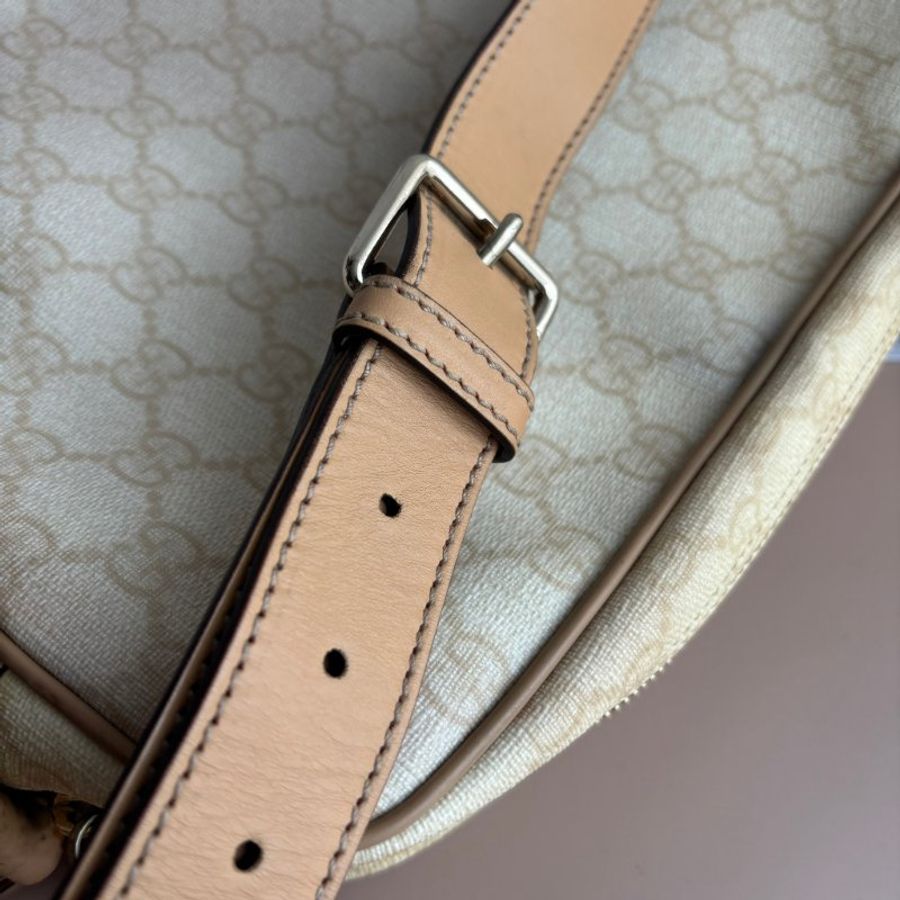 ::GUCCI:: 201448 米白色雙G塗層帆布 直式斜背包-16