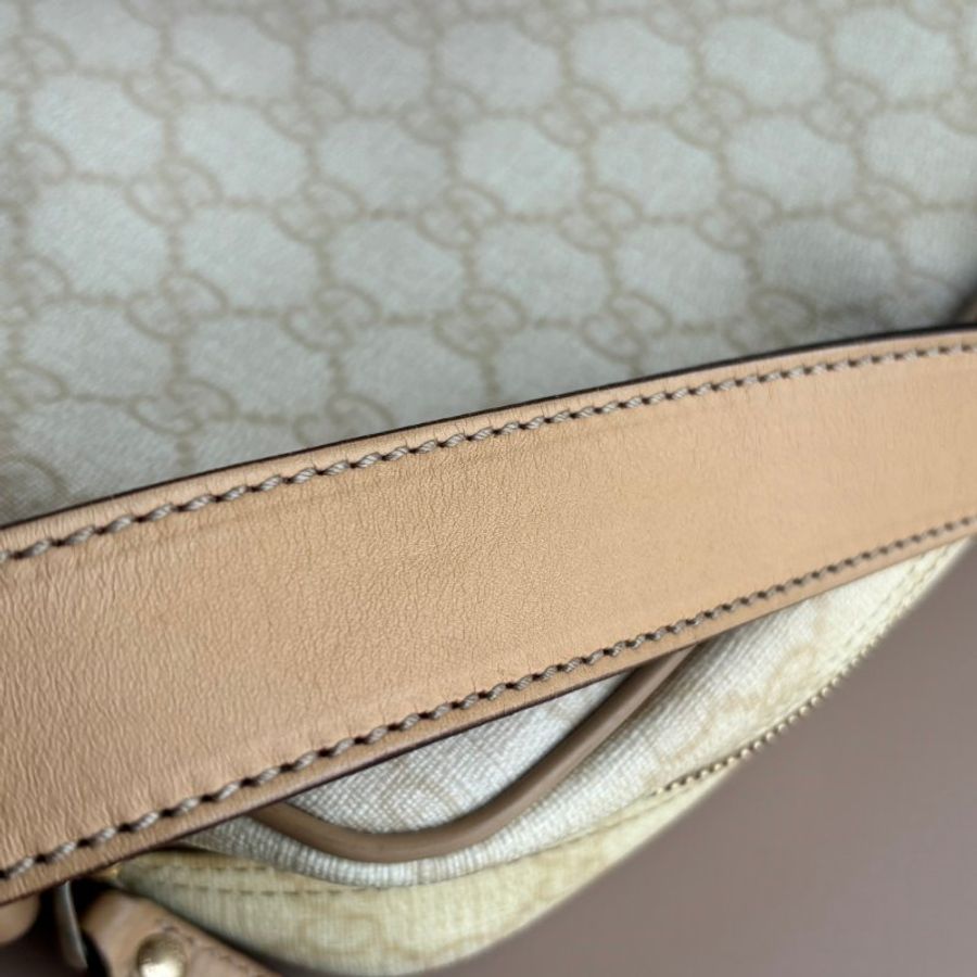 ::GUCCI:: 201448 米白色雙G塗層帆布 直式斜背包-18