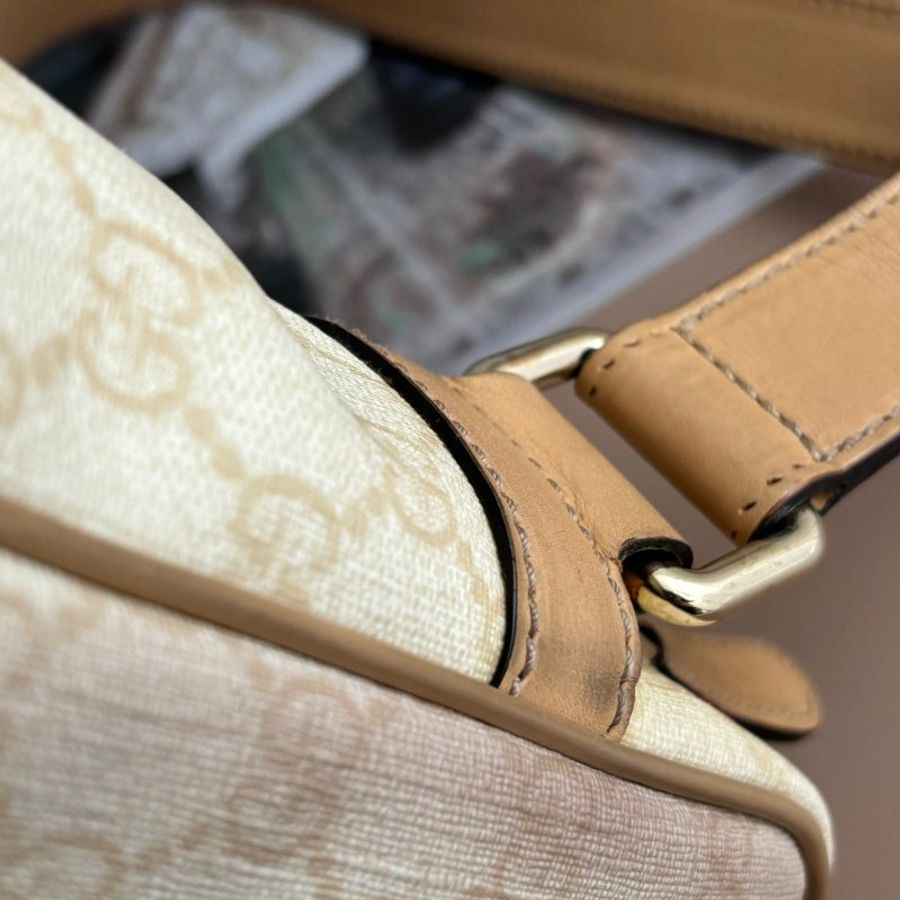 ::GUCCI:: 201448 米白色雙G塗層帆布 直式斜背包-49