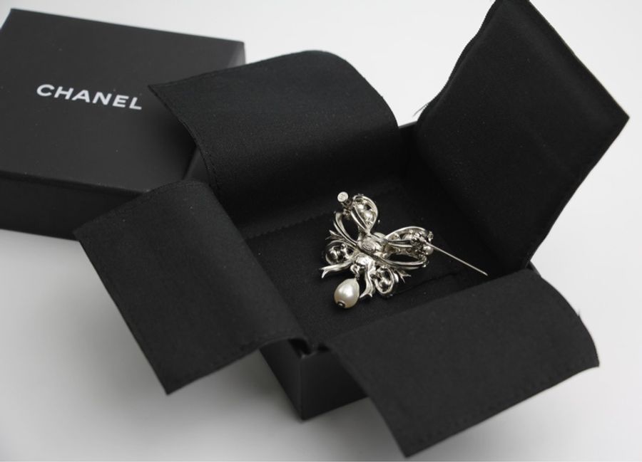 Chanel C20B 仿珍珠蝴蝶結胸針-5
