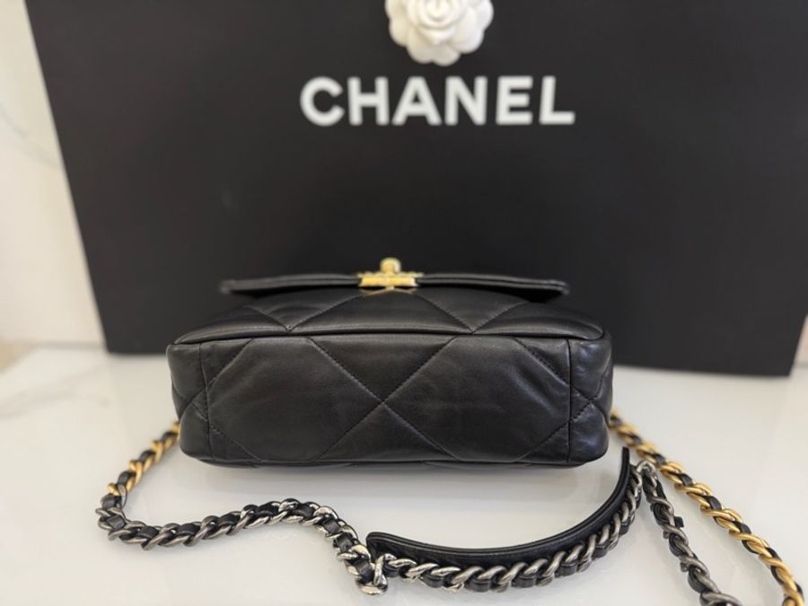一出場就是焦點~ Chanel 19 包 小號黑金 26cm 晶片款-6