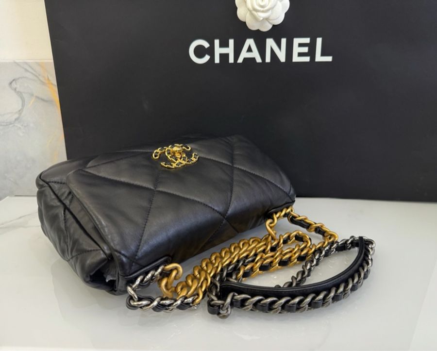 一出場就是焦點~ Chanel 19 包 小號黑金 26cm 晶片款-7
