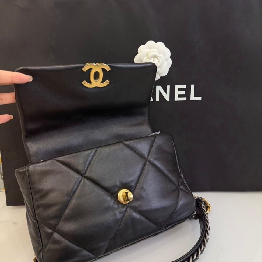 一出場就是焦點~ Chanel 19 包 小號黑金 26cm 晶片款-9