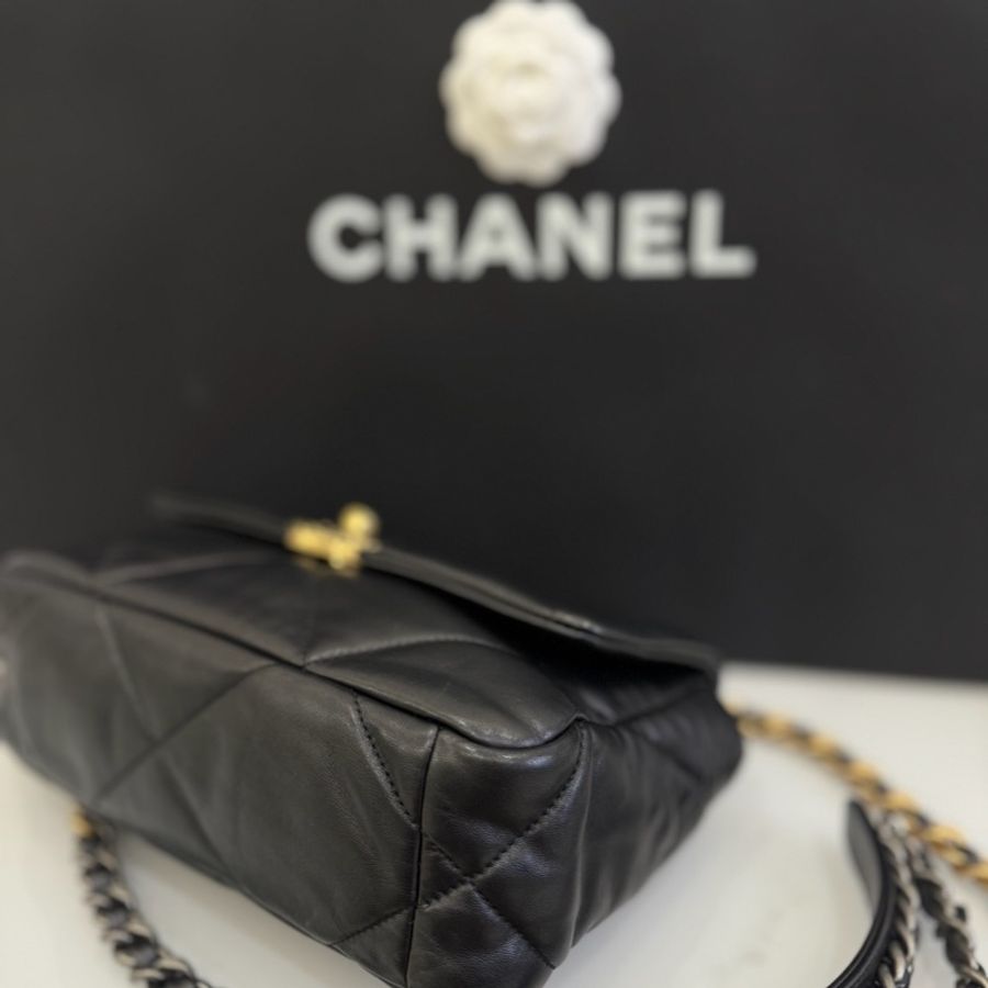 一出場就是焦點~ Chanel 19 包 小號黑金 26cm 晶片款-11