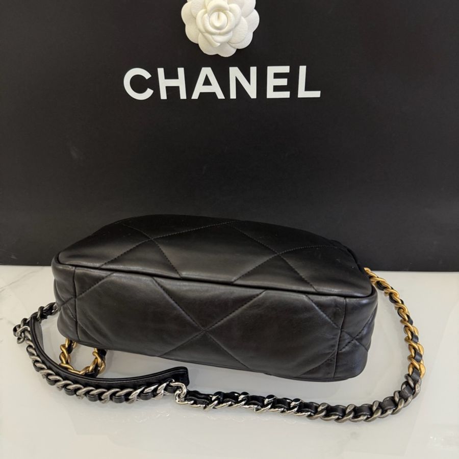 一出場就是焦點~ Chanel 19 包 小號黑金 26cm 晶片款-13