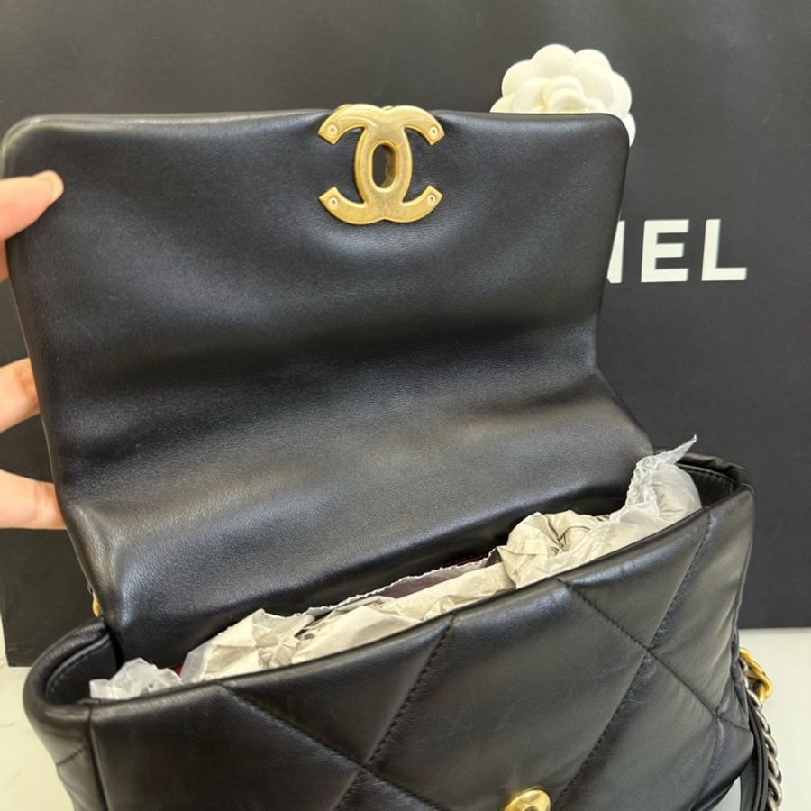 一出場就是焦點~ Chanel 19 包 小號黑金 26cm 晶片款-17