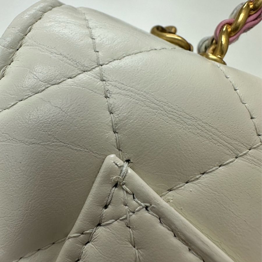 CHANEL 23P Handle 油蠟皮白色金扣彩虹鏤空字母款 WOC 晶片款 手提斜肩包-7