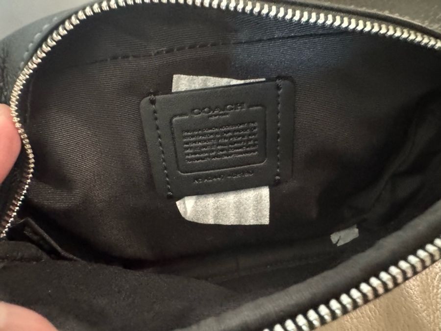 全新Coach荔枝紋牛皮黑色小胸包-2