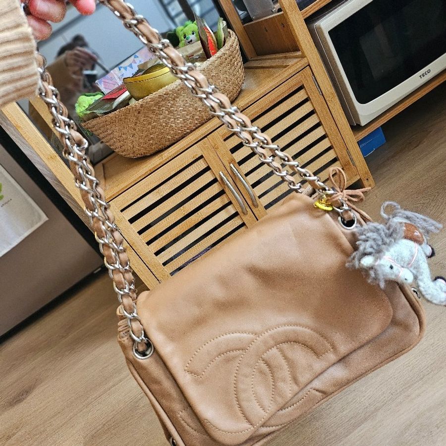  Chanel 皮革鏈帶包 👜柔軟的皮革觸感極佳,雙 C 大壓紋-1