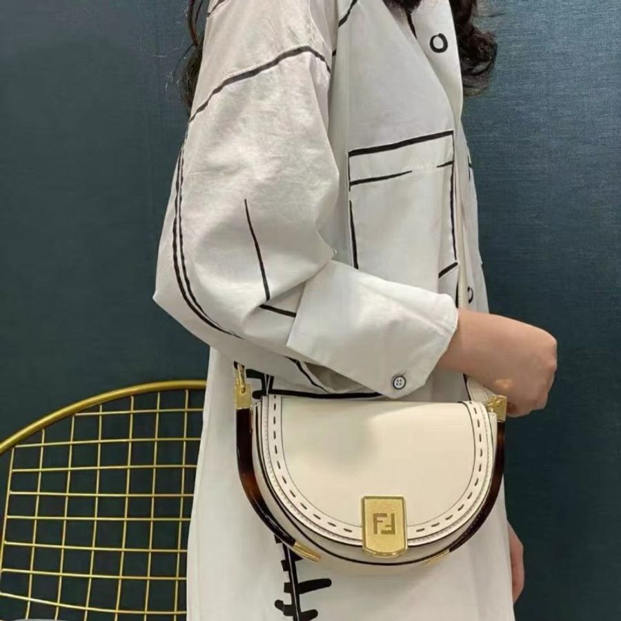 Fendi Moonlight系列 半月形全皮馬鞍包琥珀白巧克力17×13cm 98新 配件塵袋-1