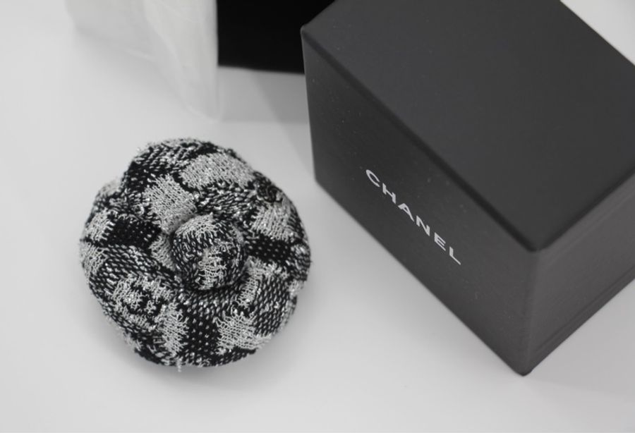 Chanel 23K 羊毛混合纖維秋冬灰和黑色山茶花胸針-2