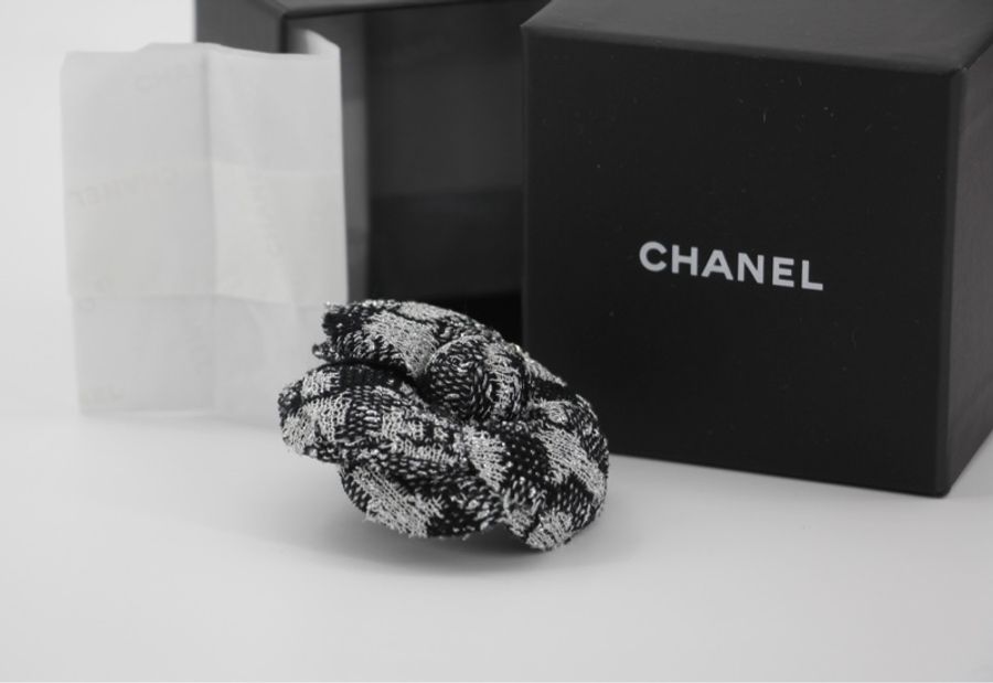 Chanel 23K 羊毛混合纖維秋冬灰和黑色山茶花胸針-3