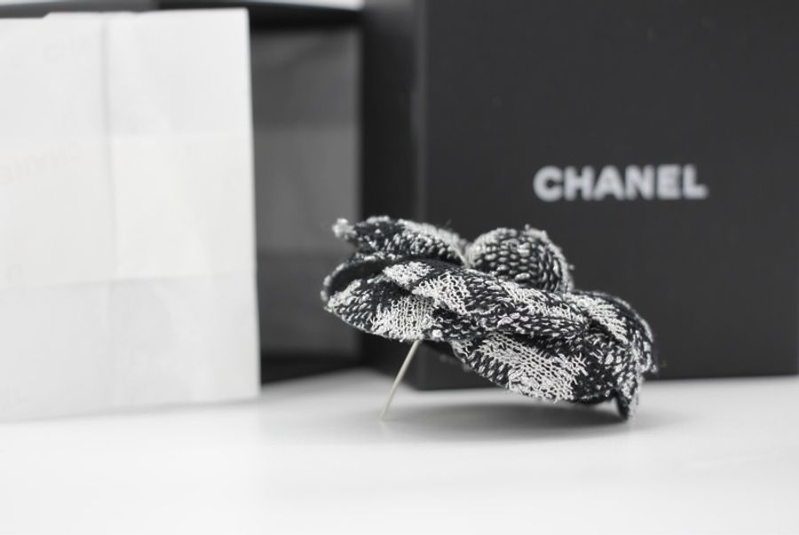 Chanel 23K 羊毛混合纖維秋冬灰和黑色山茶花胸針-4