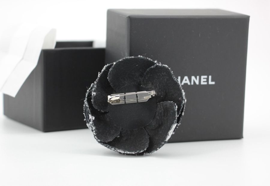 Chanel 23K 羊毛混合纖維秋冬灰和黑色山茶花胸針-5