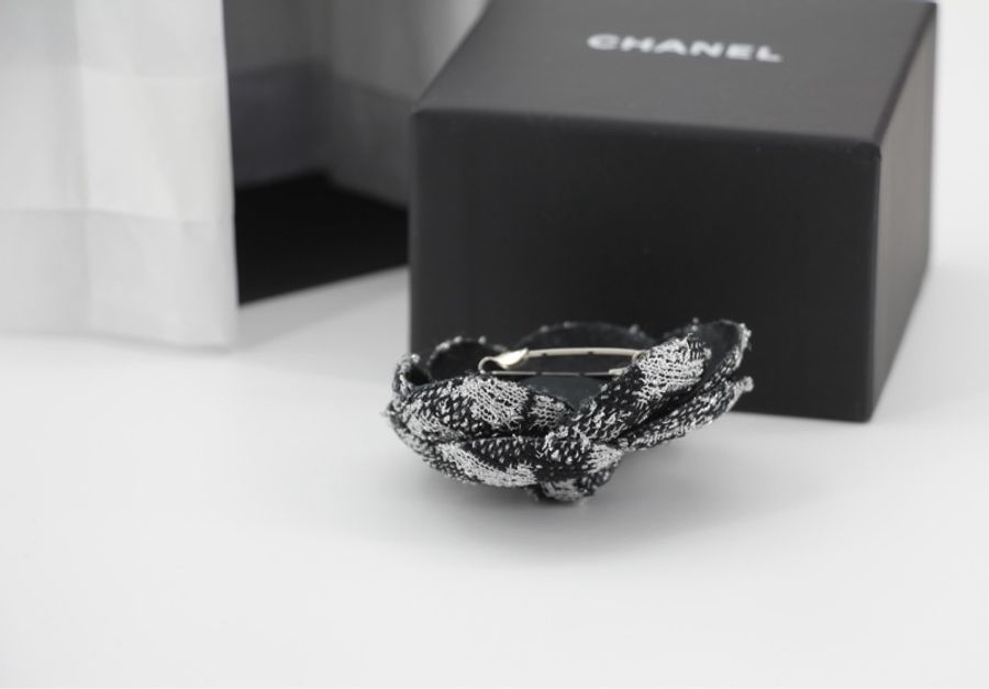 Chanel 23K 羊毛混合纖維秋冬灰和黑色山茶花胸針-6