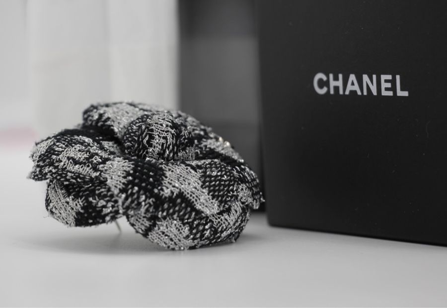 Chanel 23K 羊毛混合纖維秋冬灰和黑色山茶花胸針-7